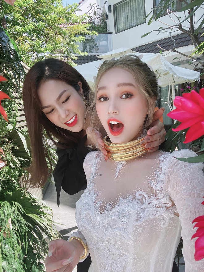 Vào ngày lễ trọng đại của Xoài Non và em rể, đích thân Diệp Lâm Anh đã đến chúc mừng và tặng vòng vàng cực khủng cho cô nàng.