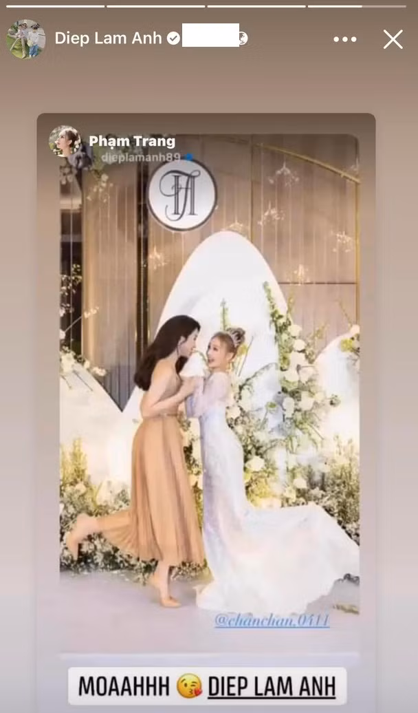 Ngay lập tức, chân dài 8x đã chia sẻ lại bức ảnh trên cùng icon hôn hôn như một lời chắc chắn cả hai vẫn giữ được mối quan hệ rất tốt.