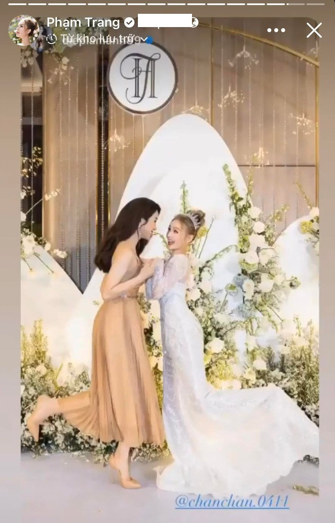 Riêng Xoài Non còn không ngần ngại cập nhật thêm một hình ảnh của Diệp Lâm Anh để cùng em dâu ôn lại kỉ niệm đã qua.