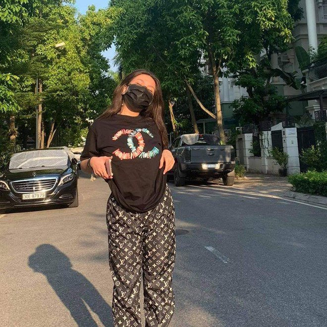 Ở tuổi 18, con gái lớn Phượng Chanel lớn phổng phao, xinh đẹp và có vóc dáng chẳng kém người mẫu. Ngoài biết ăn mặc đẹp, hiểu về thời trang.