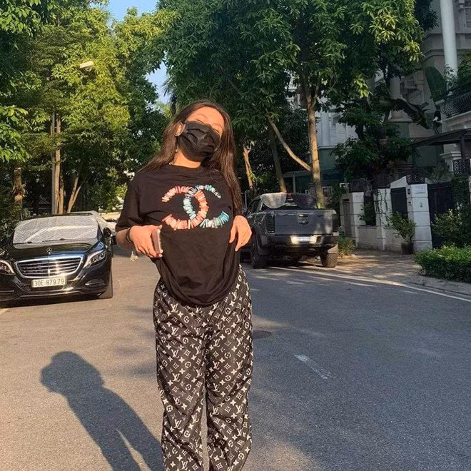 Ở tuổi 18, con gái lớn Phượng Chanel lớn phổng phao, xinh đẹp và có vóc dáng chẳng kém người mẫu. Ngoài biết ăn mặc đẹp, hiểu về thời trang.