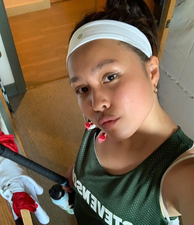 Mới đây, trên trang cá nhân của mình, Phượng Chanel đã đăng loạt khoảnh khắc con gái đầu khoe mặt mộc kèm caption tự hào: "Susu Mỹ Uyên chơi thể thao chất lòi ra nhờ".