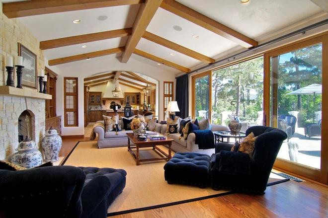 Nguyễn Uyên từng có khoảng thời gian du học Mỹ tại trường Stevenson School. Theo tìm hiểu, ngôi trường này nằm trong top những trường trung học có học phí đắt đỏ bậc nhất nước Mỹ với mức đóng học rơi vào 67.500 USD/năm (khoảng 1,5 tỷ đồng).