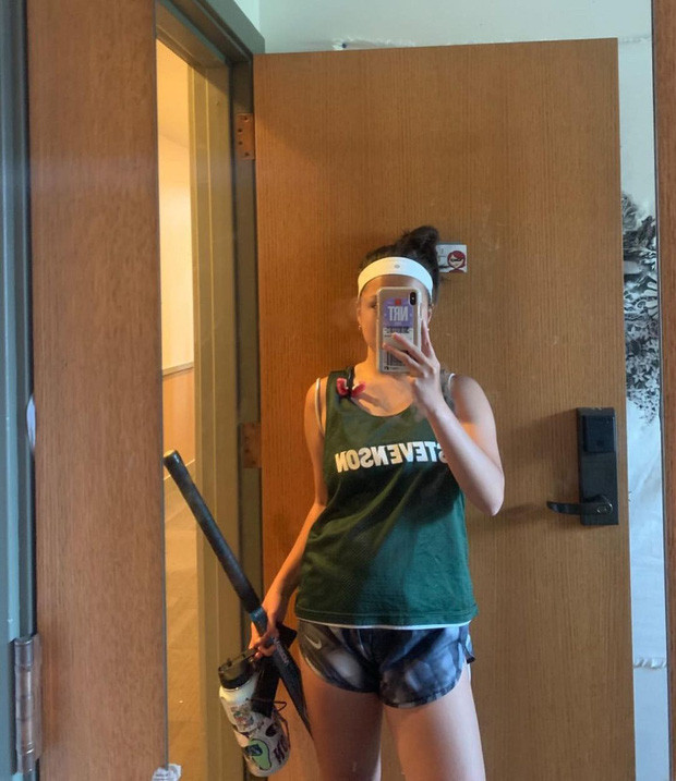 Trong loạt ảnh này rich kid để lộ mặt mộc đơn giản, tóc buộc cao và mặc áo đồng phục thể thao ở trường trông rất năng động, khoẻ khoắn. Vì không trang điểm nên so với những bức ảnh check-in cùng mẹ hay đi chơi, trông Susu có phần kém sắc hơn. 