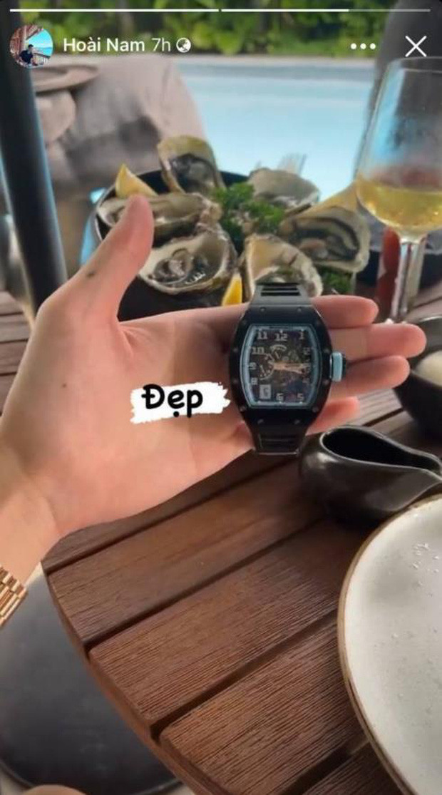 Trên story Instagram cá nhân, bạn trai Linh Ngọc Đàm đã đăng tải bức ảnh chiếc đồng hồ Richard Mille phiên bản RM 030 rất sang trọng với dòng trạng thái vỏn vẹn 1 từ duy nhất "Đẹp".