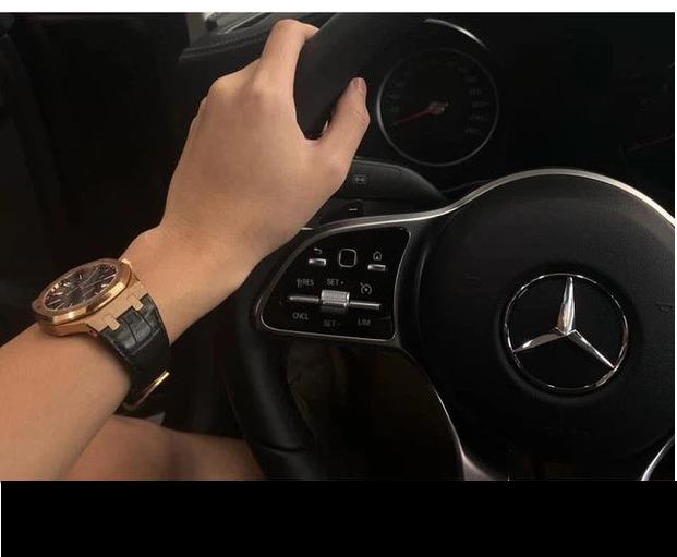 Trước đó, bạn trai Linh Ngọc Đàm cũng đã sở hữu chiếc đồng hồ Audemars Piguet Royal Oak.