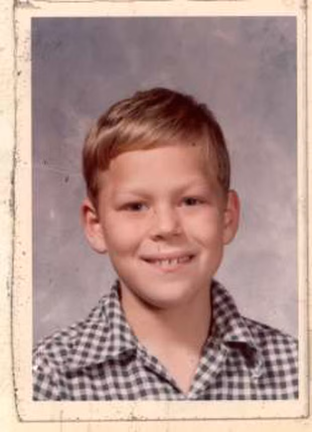 Khi đang trên đường đi cấp cứu, em đã qua đời trong sự bàng hoàng của gia đình. Khám nghiệm tử thi cho thấy Timothy đã chết vì ngộ độc chất cyanide. Nồng độ thuốc độc bên trong cậu bé đủ để giết chết 2 người đàn ông khỏe mạnh.