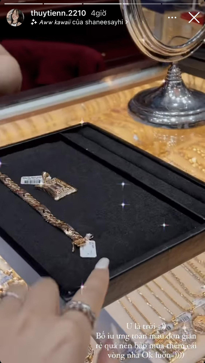 Không những vậy, gái xinh làng streamer này còn mạnh dạn "xuống tay" tặng bố thêm 1 chiếc vòng vàng.