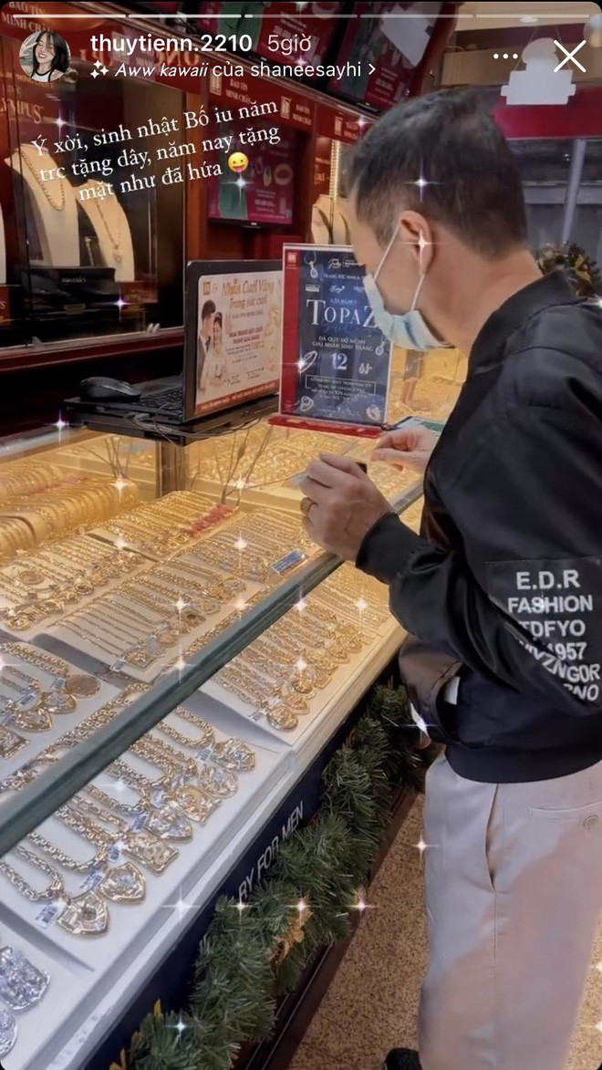 Mới đây, Thủy Tiên đã chia sẻ hình ảnh đi mua vòng vàng tặng bố nhân ngày sinh nhật.