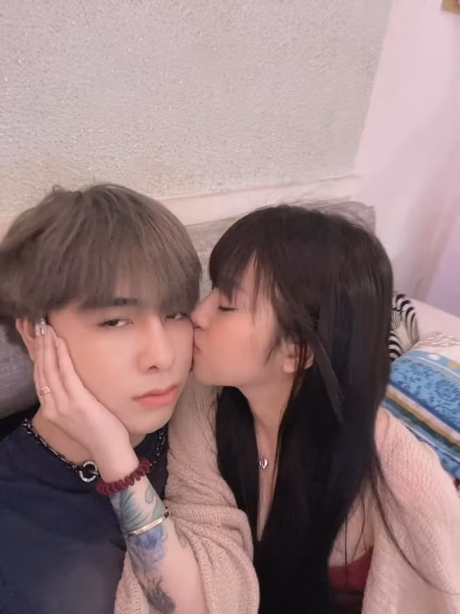 Lai Lai công khai hẹn hò với "Ma Vương" Zeros đã khiến cho cả cộng đồng LMHT trầm trồ. Cả hai đều là những tên tuổi "có tiếng" trong làng game Việt, một phần vì tài năng và một phần vì những tai tiếng mà cặp đôi đã trải qua.