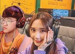 Âm nhạc và game đều là đam mê của nữ streamer. Hiện tại Mina vẫn còn đang tiếp tục học để tốt nghiệp trường ĐH Văn hoá Nghệ thuật quân đội. Cô nàng chọn trở thành streamer game vì công việc này sẽ là là bước đệm rất tốt để cô học hỏi các kĩ năng rồi sau này chuyển hướng sang làm ca sĩ.