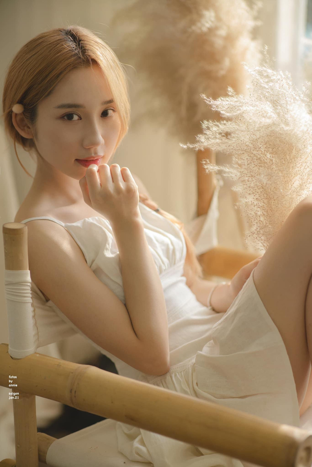 Nói về Mina Young, dạo thời gian gần đây, bông hồng của SBTC này thường xuyên có những màn “show body” eo ót, làn da nuột nà của mình cùng vẻ tươi tắn rạng rỡ khiến cư dân mạng phải tràn vào phần bình luận thi nhau "mlem".