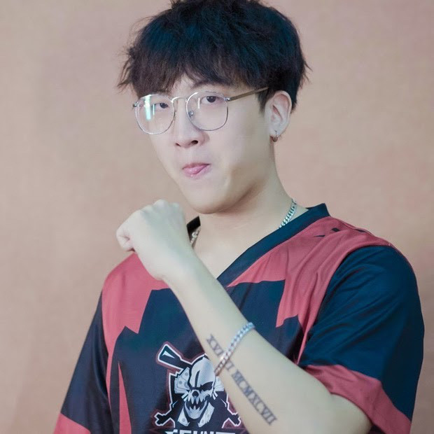 Về phía đàng trai, chúng ta có game thủ kiêm streamer tài năng Nhism. Được người hâm mộ yêu mến gọi với biệt danh là Nhím, anh chàng Trần Thái Linh cũng là một game thủ có sức ảnh hưởng lớn của làng PUBG Việt Nam. 