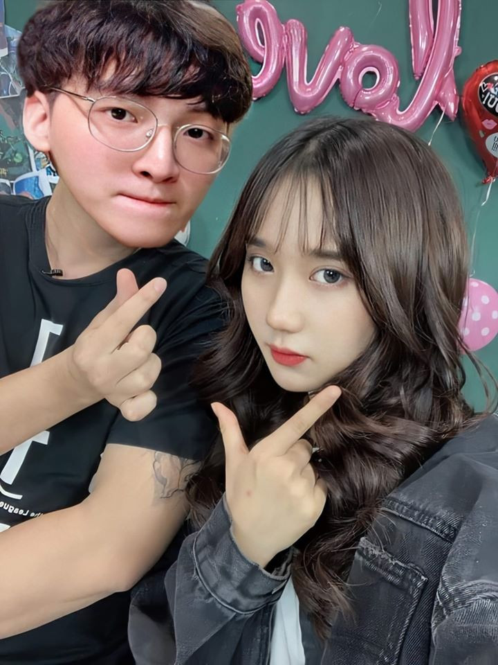 Cô con gái cưng của SBTC được cộng đồng fan rước lên "thuyền mới". Cô nàng đang được "ship" rất nhiệt tình với anh chàng "Nhism" - game thủ tài năng của tựa game PUBG đồng thời là thành viên của Team Refund Gaming, cái tên quen thuộc trong Bộ tộc Mixi.