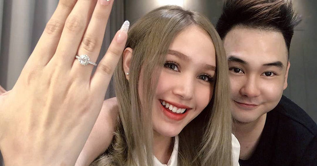 Trước khi đám cưới “siêu to khổng lồ” của Xemesis và hot girl Xoài Non, anh chàng có đăng tải bức ảnh chiếc nhẫn đính hôn của mình dành cho vợ. Phía dưới bài đăng, rất nhiều bạn bè cũng như fan đã để lại bình luận chúc mừng cặp đôi.
