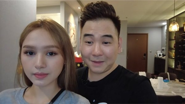 Cộng đồng mạng còn bàn tán vì cho rằng có sự chênh lệch về tiềm lực kinh tế của gia đình 2 bên. Trong khi Xemesis là thiếu gia con nhà giàu, được đi du học từ nhỏ thì Xoài Non lại có xuất thân bình thường, bản thân cô nàng còn nghỉ học từ năm lớp 10.