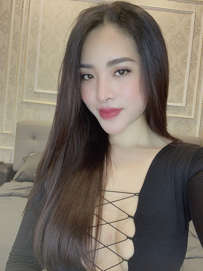 Phượng Nguyễn cho biết, cô nàng phủ nhận chuyện mình là người yêu cũ của "streamer giàu nhất Việt Nam". Cô chia sẻ mối quan hệ với Xemesis chỉ dừng lại ở mức bạn cũ nên việc chúc mừng tin vui của nhau là rất bình thường.