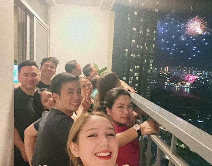 Xemesis từng tiết lộ, Xoài Non là bạn gái đầu tiên ở Việt Nam được gia đình đồng ý cho tìm hiểu vì không bar, không đi chơi về khuya.