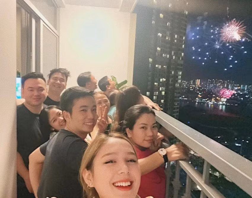 Xemesis từng tiết lộ, Xoài Non là bạn gái đầu tiên ở Việt Nam được gia đình đồng ý cho tìm hiểu vì không bar, không đi chơi về khuya.