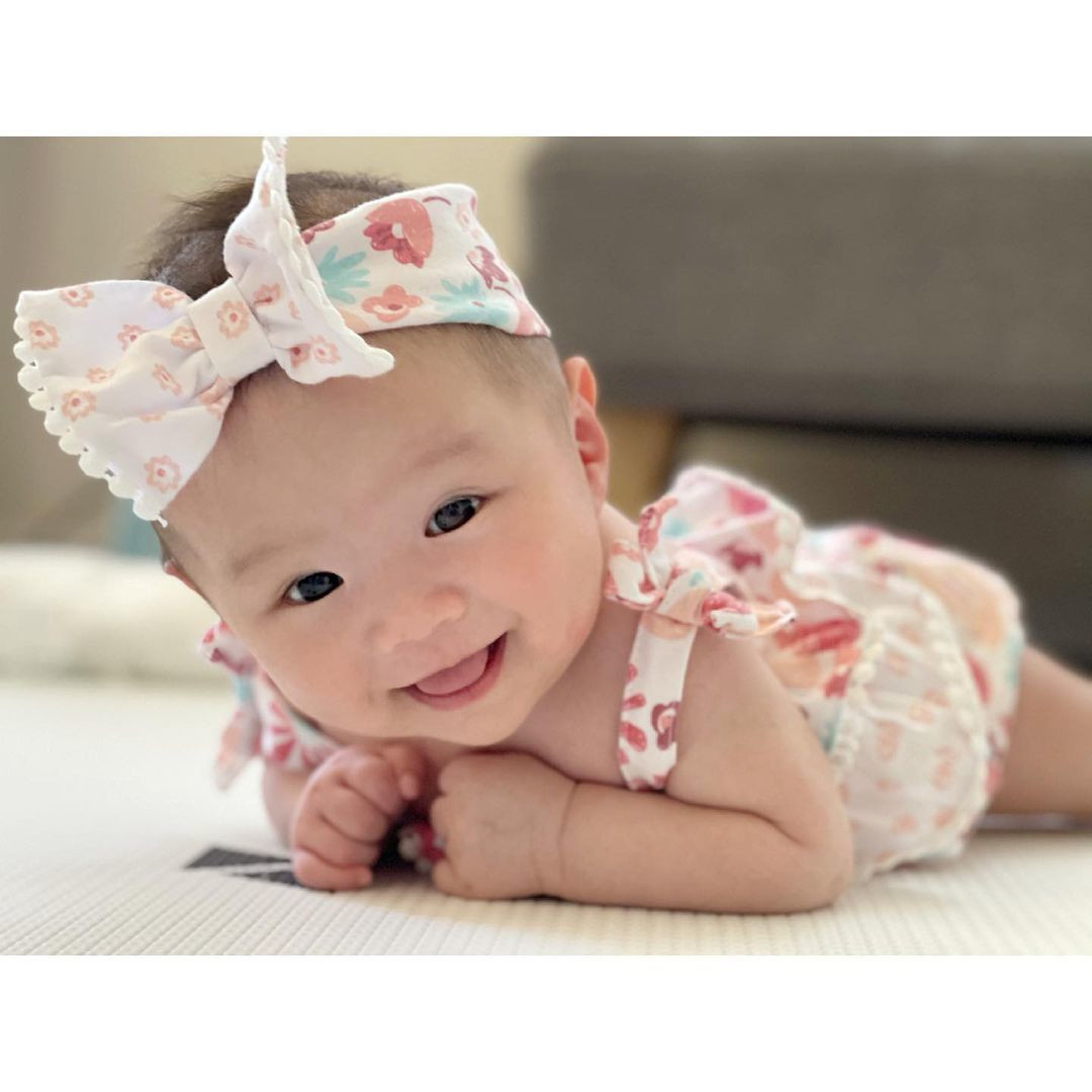 Nữ diễn viên cũng rất chăm chút cho con gái. Cô thường cho bé Bay diện những trang phục điệu đà, kết hợp với những phụ kiện đầy nữ tính.