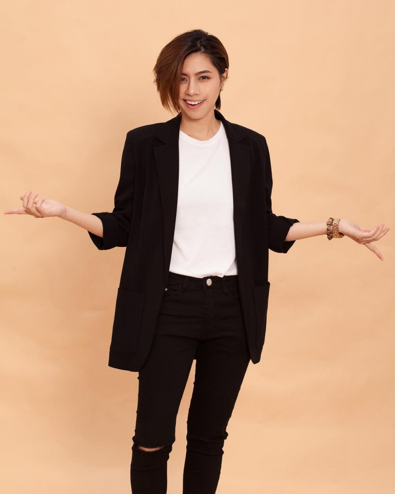 Ngay thời gian đầu lộ diện bên vợ, Alex đã nhận được nhiều sự chú ý bởi ngoại hình cực kỳ điển trai, đậm chất soái ca cùng gu ăn mặc cá tính, chất lừ. Thậm chí, nhiều cư dân mạng còn gọi anh là “bản sao Gil Lê” vì ngoại hình, phong cách của hai người có nhiều điểm tương đồng.