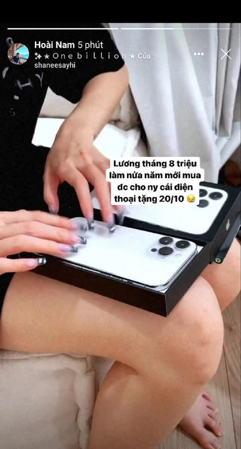 Hơn thế nữa, ghé sang trang cá nhân của người yêu của Linh Ngọc Đàm thì ngoài bó hoa siêu bự, nữ streamer này còn được tặng cả iPhone 13. Cô nàng thật may mắn khi anh chàng yêu chiều hết mực.