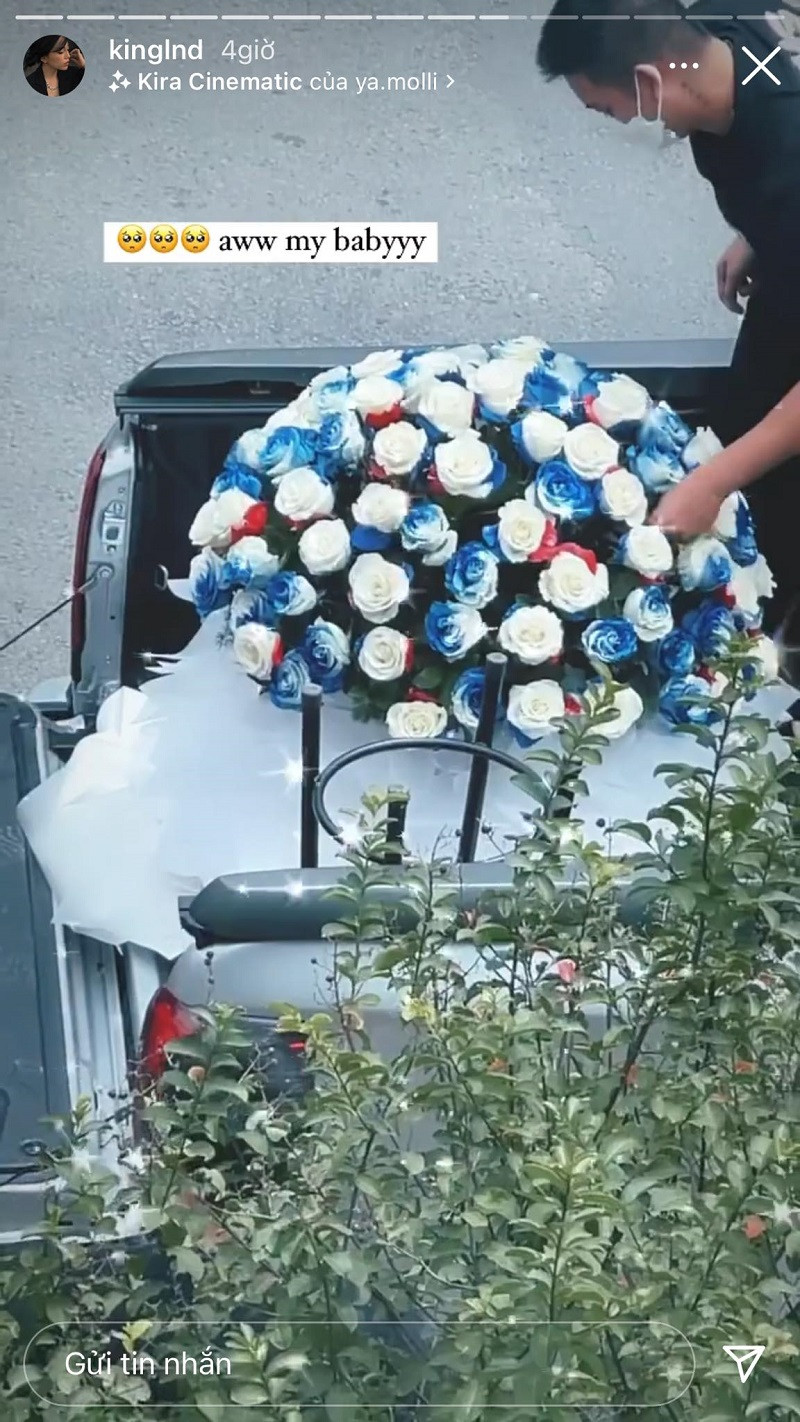 Món quà mà nữ streamer này nhận được là một bó hoa hồng siêu ý nghĩa từ người yêu của mình. Bó hoa hồng với tông màu xanh, trắng, cỡ "siêu to khổng lồ" cần hai người khiêng và phải chở bằng xe bán tải.