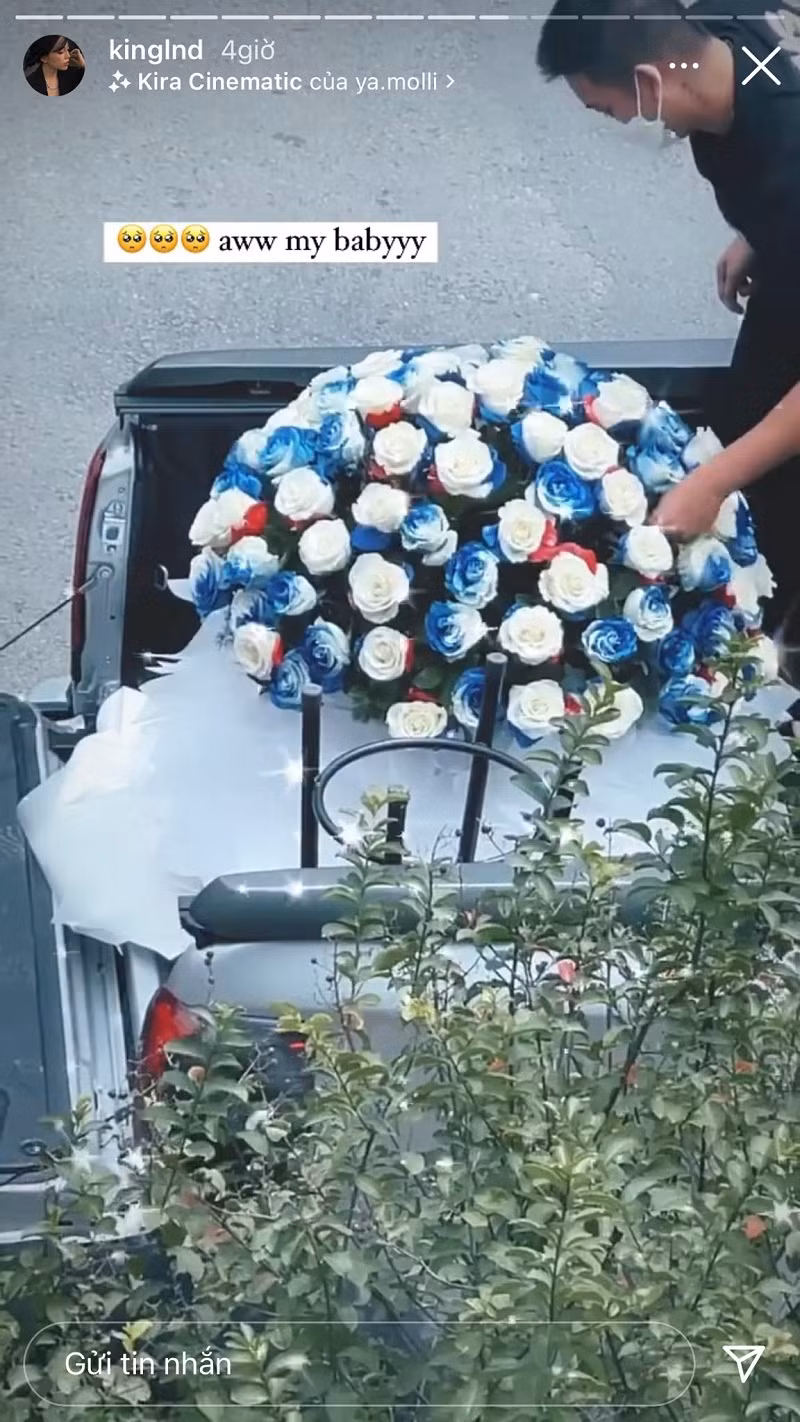 Món quà mà nữ streamer này nhận được là một bó hoa hồng siêu ý nghĩa từ người yêu của mình. Bó hoa hồng với tông màu xanh, trắng, cỡ "siêu to khổng lồ" cần hai người khiêng và phải chở bằng xe bán tải.