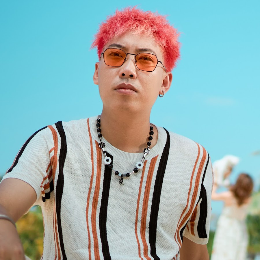 QNT hay còn được gọi với cái tên Quang Ngọc Trinh, có tên thật là Trần Mạnh Quang, anh là một streamer, một youtuber trẻ tuổi, điển trai và rất đa tài.