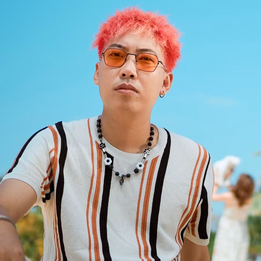 QNT hay còn được gọi với cái tên Quang Ngọc Trinh, có tên thật là Trần Mạnh Quang, anh là một streamer, một youtuber trẻ tuổi, điển trai và rất đa tài.