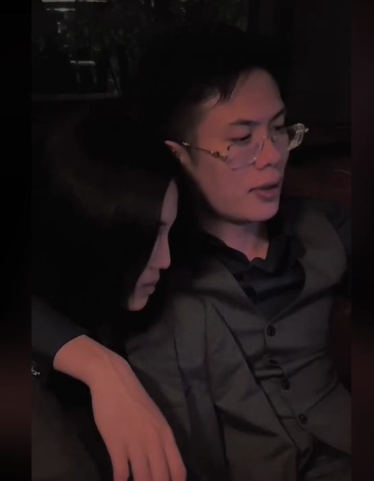 Đoạn video được quay ở khoảng cách gần để thấy rõ được gương mặt điển trai của người yêu Linh Ngọc Đàm.