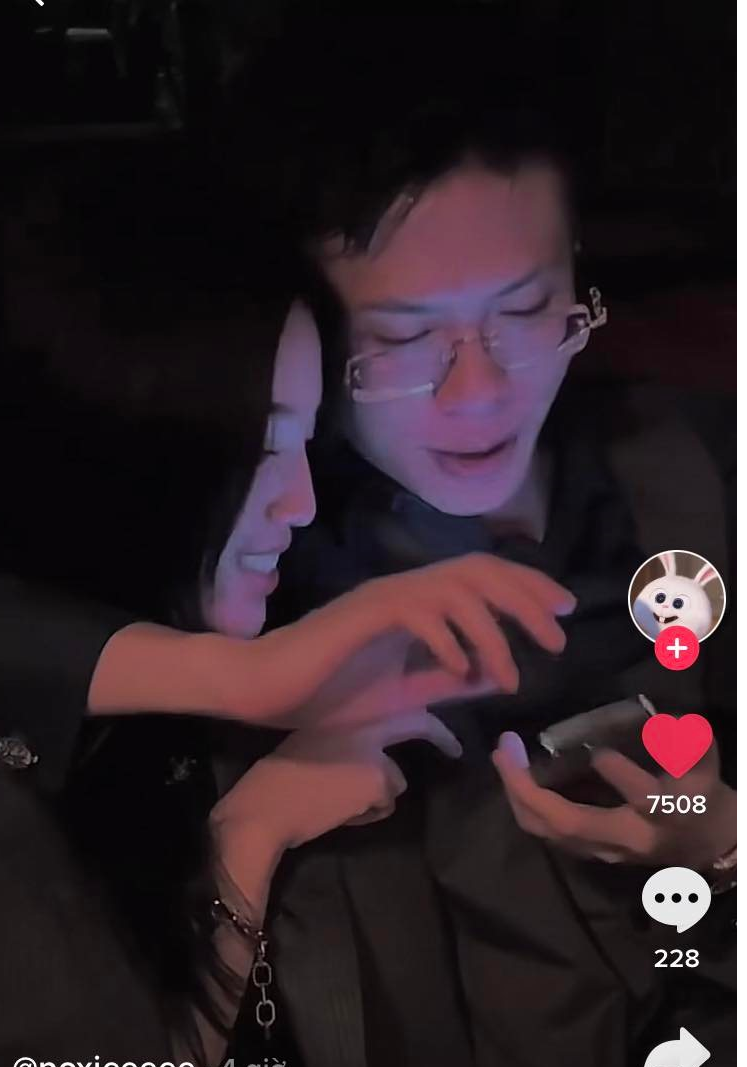 Mới đây, một tài khoản TikTok đăng tải đoạn video hé lộ nhan sắc của "tổng tài" nhà Linh Ngọc Đàm khiến netizen xôn xao về độ đẹp đôi của cả hai.