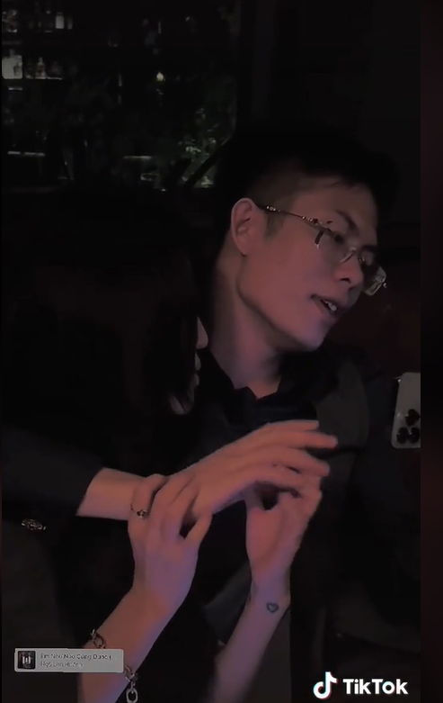 Trong video, "tổng tài" khoác vai Linh Ngọc Đàm một cách thân mật. Không những vậy, cặp đôi còn tay trong tay đủ để thấy được sự yêu thương từ anh chàng dành cho nữ streamer.