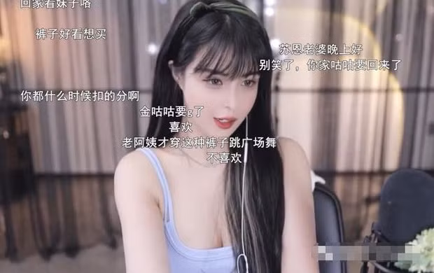 Su En nói rằng cô đã chuẩn bị một bộ trang phục rất đặc biệt cho buổi phát sóng ngày hôm nay. Trong khi người theo dõi đang xăm soi bộ quần áo trông có vẻ không có gì đặc biệt trên người như lời nữ streamer.