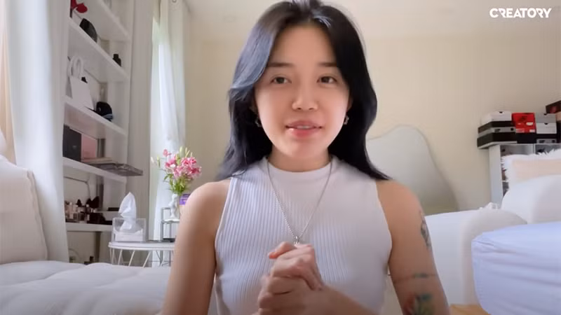 Ngay đầu video, Linh Ngọc Đàm và Xoài Non đã gây ấn tượng với mặt mộc xinh đẹp. Nhiều khán giả cho rằng, chỉ cần đánh chút son là cũng 'ăn đứt' nhiều hot girl khác.
