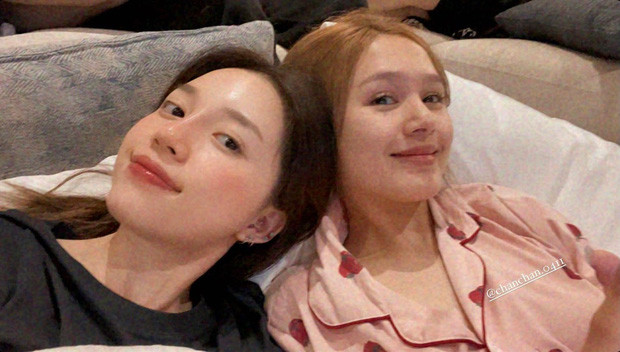 Được biết, Xoài Non và Linh Ngọc Đàm là chị em thân thiết với nhau. Đến mức, Đàm Tổng sẽ thấy khó chịu khi ai đó gọi điện tâm sự nhưng vợ của Xemesis là một ngoại lệ.