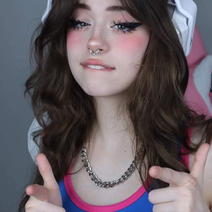 Ngoài ra, nickname "Hannah owo" của cô cũng đến từ 1 lần ngẫu hứng siêu đáng yêu khi phát âm từ "uwu" trên sóng livestream và cực viral sau đó.