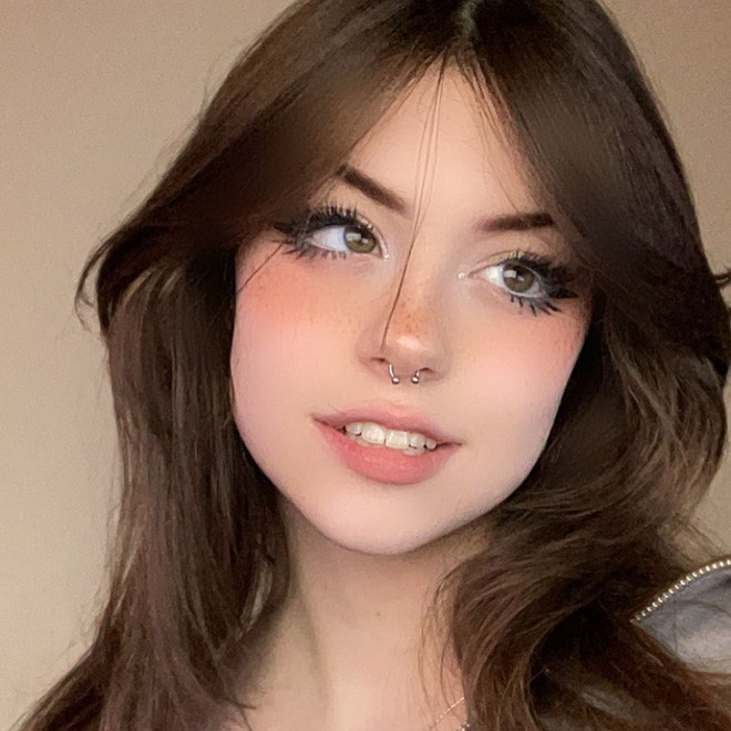 "Hannah owo" hay Hannah bắt đầu gây được sự chú ý lớn từ cộng đồng người xem livestream trên nền tảng Twitch. Với vẻ ngoài xinh xắn đáng yêu nhưng cũng đầy cá tính cùng chiếc khuyên mũi nổi bật.