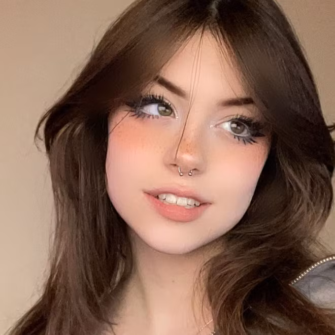 "Hannah owo" hay Hannah bắt đầu gây được sự chú ý lớn từ cộng đồng người xem livestream trên nền tảng Twitch. Với vẻ ngoài xinh xắn đáng yêu nhưng cũng đầy cá tính cùng chiếc khuyên mũi nổi bật.