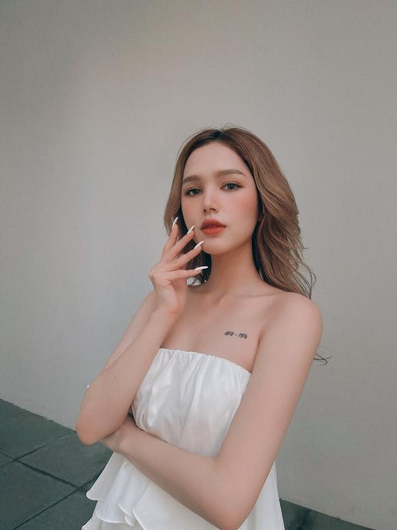 Xoài Non tên thật là Phạm Thùy Trang. Không ít người nhầm lẫn hot girl 2k2 là người nước ngoài vì vẻ ngoài của cô nàng rất giống con lai.