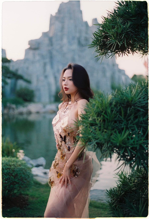 Vậy nên, tại thời điểm đó cô nàng vượt qua dư luận nhờ sự động viên của bố mẹ. Nữ streamer chia sẻ "Em cảm thấy may mắn vô cùng khi được làm con của bố mẹ em!".