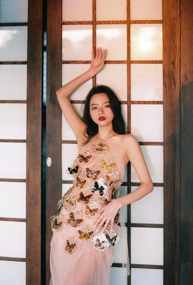 Điểm nhấn của chiếc váy đó là các họa tiết hình bươm bướm ở phần thân cùng với cách tạo dáng và nước ảnh mờ ảo khiến Vũ Ngọc Kim Chi trở nên dịu dàng thướt tha, trong veo tựa như thiên thần trong xứ sở thần tiên.