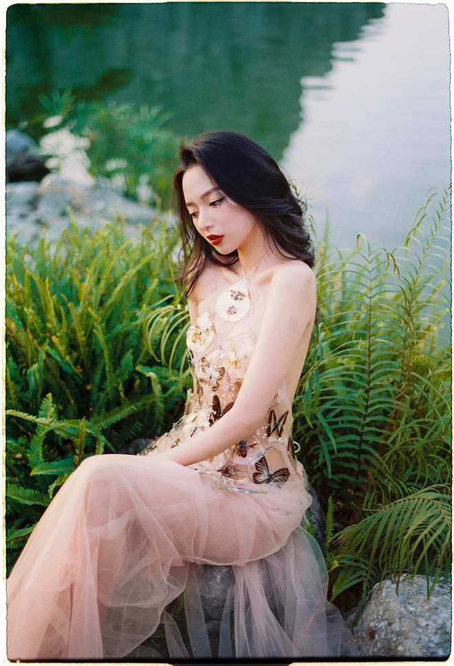 Nữ streamer xinh đẹp này khéo léo khoe trọn đường cong cơ thể bằng chiếc váy xuyên thấu lấp ló vừa nhẹ nhàng , nữ tính vừa quyến rũ.