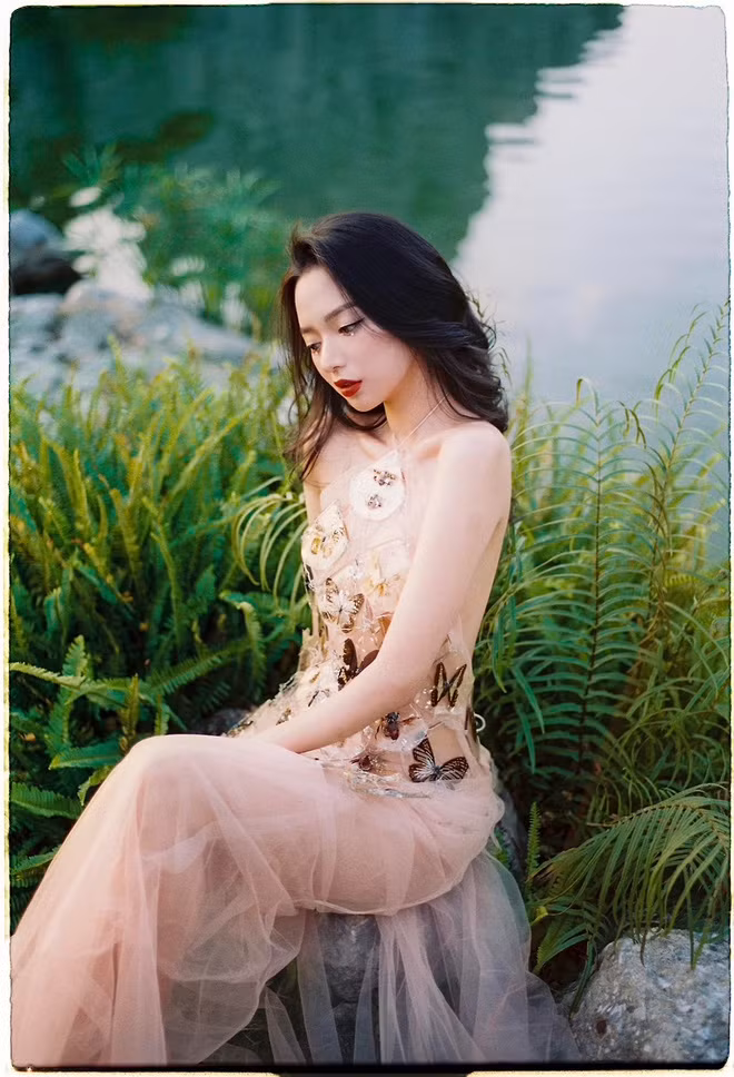 Nữ streamer xinh đẹp này khéo léo khoe trọn đường cong cơ thể bằng chiếc váy xuyên thấu lấp ló vừa nhẹ nhàng , nữ tính vừa quyến rũ.