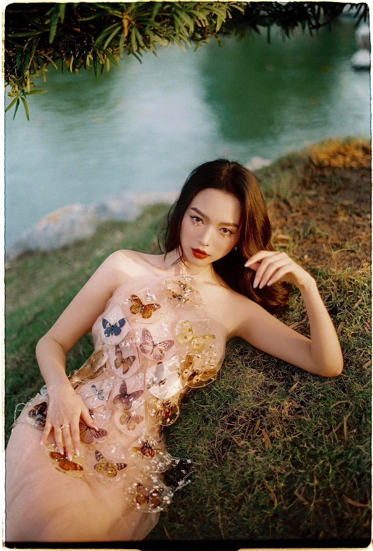 Mới đây, Vũ Ngọc Kim Chi một lần nữa lại khiến tất cả bất ngờ khi xuất hiện với phong cách "nàng thơ" nhẹ nhàng thay vì hở bạo như thường lệ.