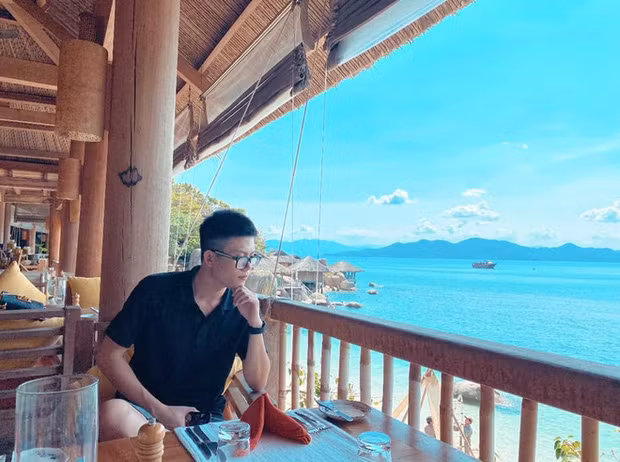 Hoài Nam - người yêu của Linh Ngọc Đàm sinh năm 1997, hiện đang làm công việc liên quan đến tiền tệ, tài chính... Từ những hình ảnh anh chàng chia sẻ, có thể thấy gia thế hoặc tài năng của anh cũng không phải dạng vừa.