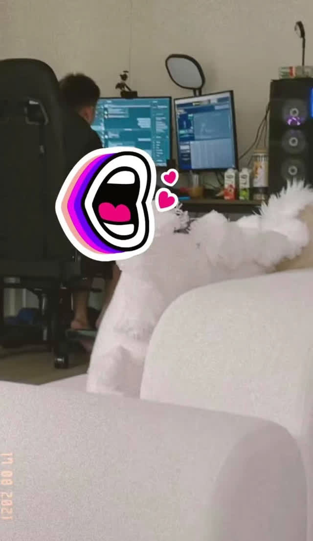 Hiện tại, Linh Ngọc Đàm đang rất hạnh phúc bên người yêu mới có tên là Hoài Nam. Dù không công khai mặt mũi bạn trai nhưng chẳng thiếu những hình ảnh "cẩu lương" của cặp đôi này được cư dân mạng biết đến.