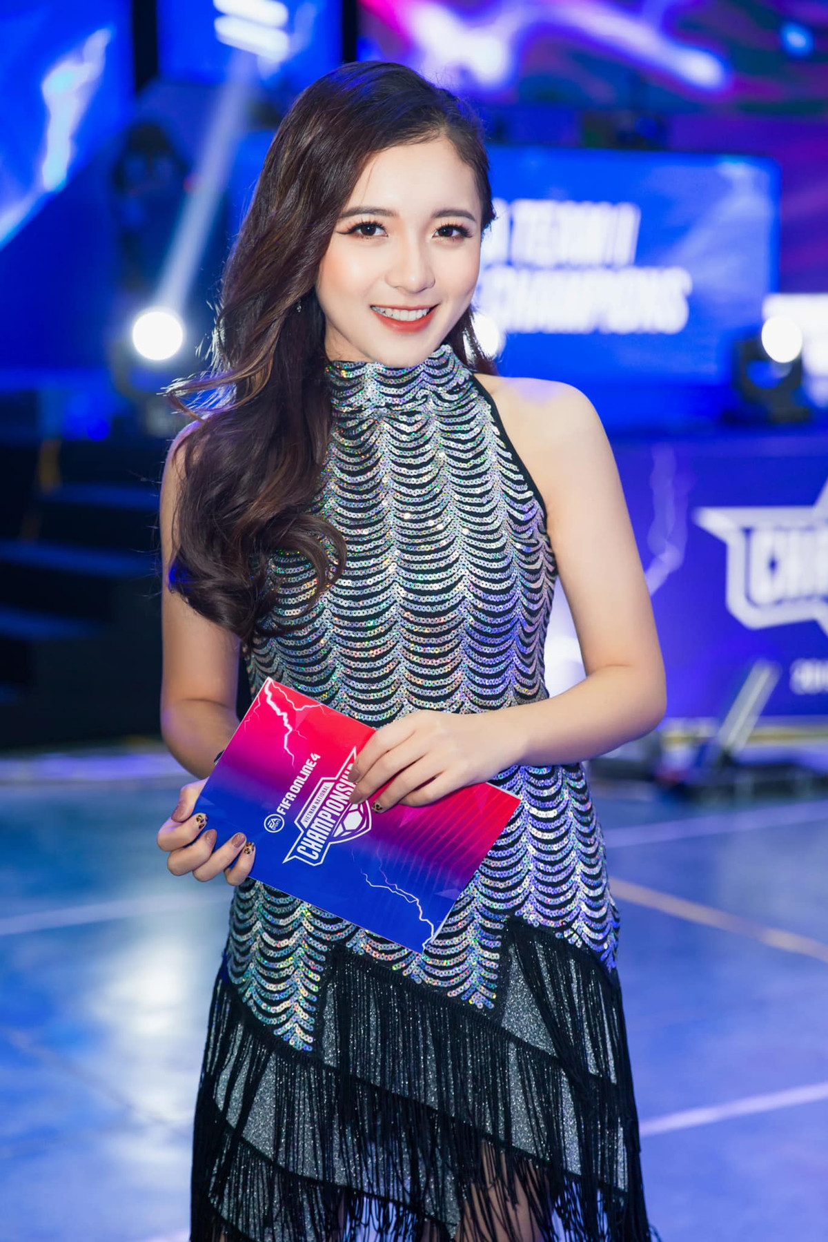 Phương Thảo trên truyền hình mang đến hình ảnh nghiêm túc, duyên dáng nhưng vẫn vô cùng trẻ trung. Còn khi làm Esports cô nàng được phép "bung lụa"thoải mái hơn. Và cũng từ đây, nữ MC 9X này có cơ hội khám phá thêm nhiều điều thú vị về bản thân.