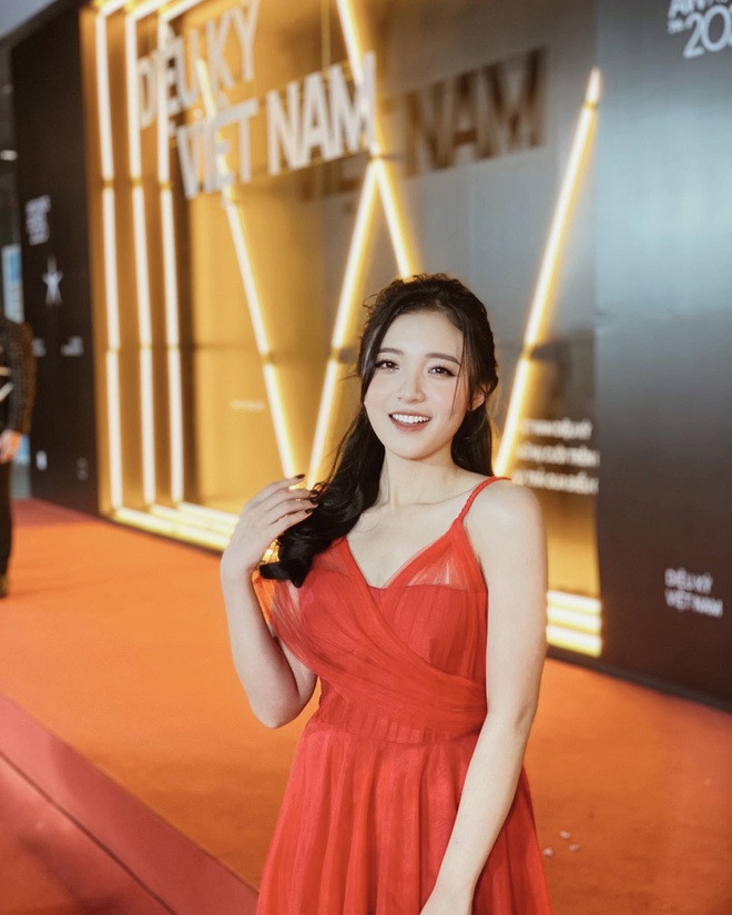 Phương Thảo đăng ký tham gia vào CLB MC ở trường. Lúc mới vào, cô bạn bị cho là thành viên có thành tích tệ nhất, lúc nào cũng đứng bét bảng, được đánh giá khá là thấp…