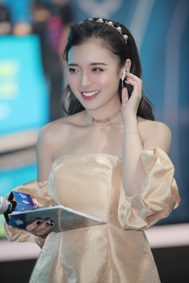 MC Phương Thảo (tên đầy đủ là Vũ Phương Thảo, sinh năm 1997). Cô nàng từng là sinh viên khoa Báo chí, chuyên ngành Báo ảnh của Học viện báo chí và tuyên truyền.